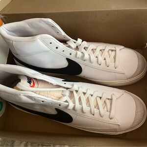 Nike Men's White and Black Sneakers